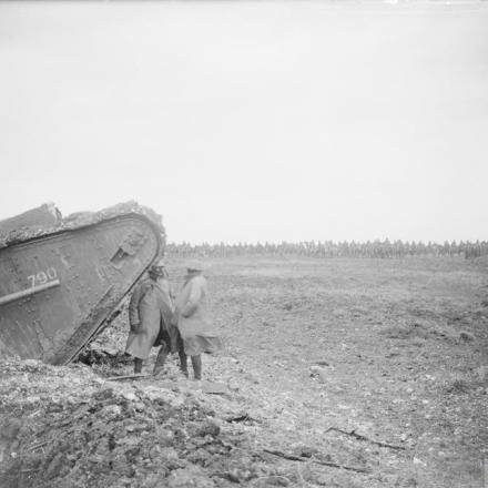Un carro armato britannico abbandonato, il 13 aprile 1917. IWM (Q 6428)