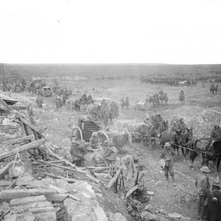 Battaglia di Scarpe. Il traffico sulla strada attraverso Tilloy-les-Mofflaines e le file di cavalli lungo la strada, il 13 aprile 1917© IWM (Q 6190)