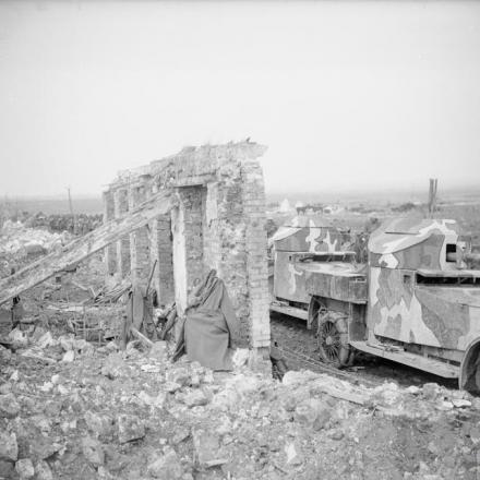 Auto blindate Rolls-Royce 40/50 HP sul ciglio della strada a Tilloy-Les-Mofflaines, 13 aprile 1917.© IWM (Q 7274)