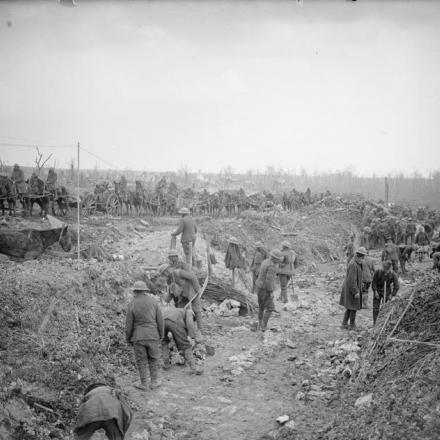Un flusso di artiglieri lungo la strada. Rovine di Blangy sullo sfondo, 14 aprile 1917.© IWM (Q 5791)