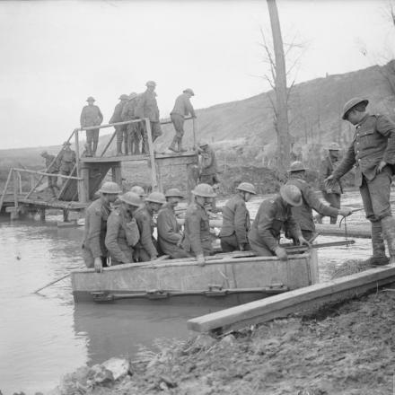 Ponte temporaneo incompiuto e pontone-traghetto sul fiume Scarpe vicino a Saint-Laurent-Blangy, il 14 aprile 1917.© IWM (Q 5820)