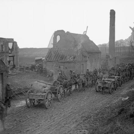 Munizioni di artiglieria e rifornimento di armatori dell'esercito britannico che attraversano le rovine di Athies il 14 aprile 1917.© IWM (Q 6189)