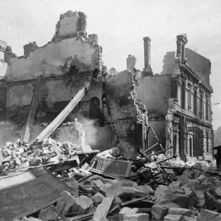 Edifici distrutti dopo il bombardamento aereo francese di Friburgo il 14 aprile 1917.© IWM (Q 87701)