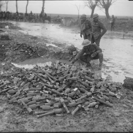 Battaglia di Scarpe. Deposito di granate tedesche catturate dalle truppe britanniche sulla strada Arras-Cambrai, aprile 1917.© IWM (Q 2028)