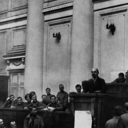 Lenin enuncia le Tesi al Palazzo di Tauride, sede del Soviet di Pietrogrado