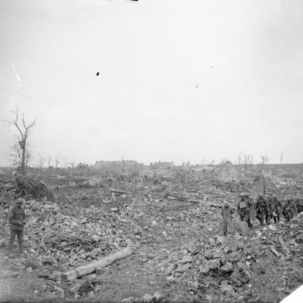 Le rovine di Athies, abbandonate dai tedeschi nella ritirata sulla linea Hindenburg. La chiesa nel villaggio è stata minata. 14 aprile 1917.© IWM (Q 5797)