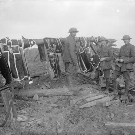 Paramenti sacri trovati in una trincea tedesca, accuratamente salvati dai soldati britannici. Peronne, 19 aprile 1917.© IWM (Q 3211)
