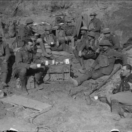 Ufficiali britannici prendono il tè nella linea di riserva vicino a St Quentin, il 20 aprile 191© IWM (Q 2085)