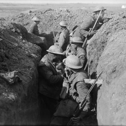 Truppe del Reggimento del Royal Warwickshire in una trincea in prima linea vicino a St Quentin, il 20 aprile 1917. © IWM (Q 2086)