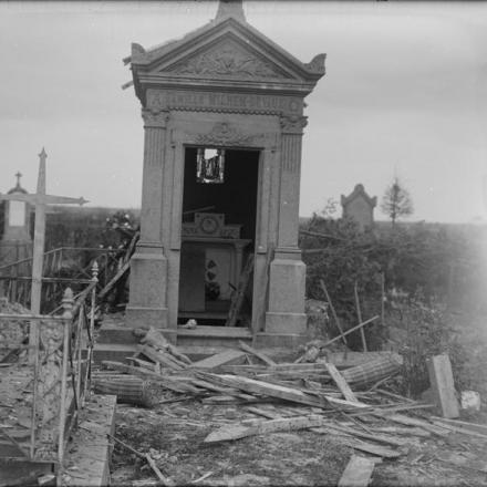 Tomba saccheggiata dai tedeschi per recuperare metallo, nel cimitero di Vendelles, il 20 aprile 1917.© IWM (Q 2094)