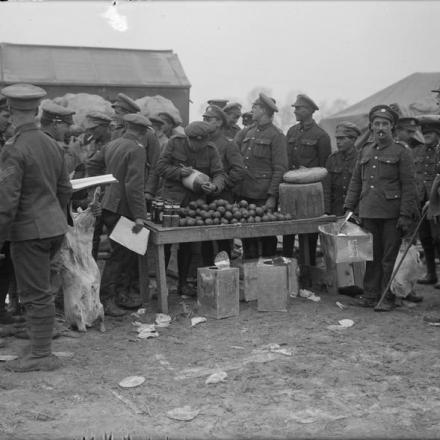 Le truppe britanniche ritirano le razioni a La Flacque sulla strada di Amiens-Saint-Quentin, il 21 aprile 1917© IWM (Q 2068)