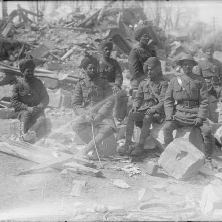 Truppe dell'esercito indiano nel villaggio in rovina di Caulaincourt, 21 aprile 1917. © IWM (Q 2080)
