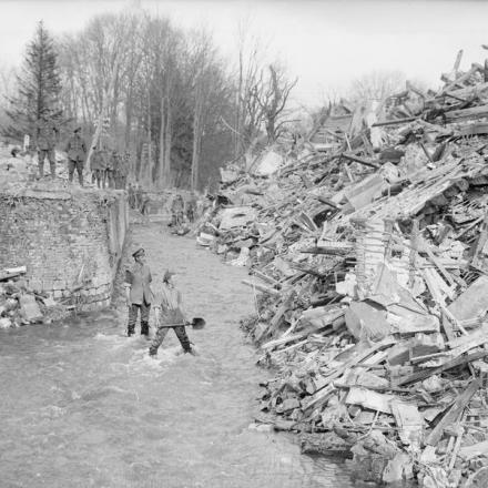 © IWM (Q 2089)Rovine del castello di Caulaincourt, sul fiume Omignon, 21 aprile 1917. La fotografia mostra il lavoro di sgombero di un passaggio per il torrente in corso. 