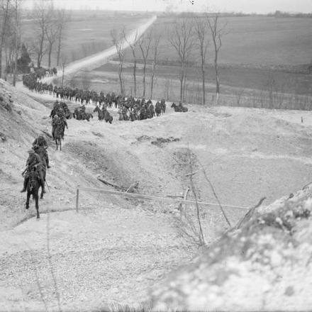 Reggimento di Cavalleria, passando intorno a un cratere sul principale Amiens-St. Quentin Road, vicino a Vermand, il 21 aprile 1917.© IWM (Q 2928)