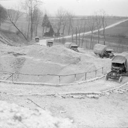 Trasporto motorizzato, camion, passando intorno a un cratere di mine sul principale Amiens-St. Quentin Road, vicino a Vermand, il 21 aprile 1917. © IWM (Q 2931)