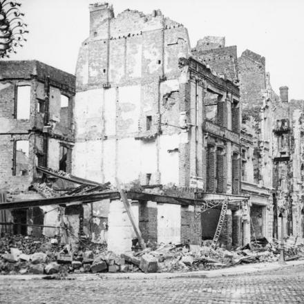 Case in rovina in Place de la Gare, Arras. 21 aprile 1917. © IWM (Q 6206)