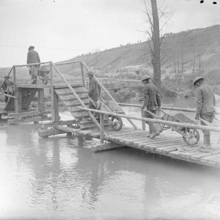Royal Engineers utilizzano un ponte provvisorio sul fiume Scarpe vicino a Saint-Laurent-Blangy, il 22 aprile 1917.© IWM (Q 5822)