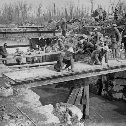 I Royal Engineers costruirono un ponte temporaneo sopra una chiusa danneggiata a Saint-Laurent-Blangy, il 22 aprile 1917. © IWM (Q 5826)