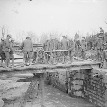 I Royal Engineers costruirono un ponte temporaneo sopra una chiusa danneggiata su un canale a Saint-Laurent-Blangy, il 22 aprile 1917. © IWM (Q 5827)