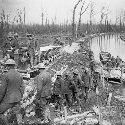 I cannonieri della Royal Artillery stanno caricando i pontoni sul fiume Scarpe  vicino a Saint-Laurent-Blangy, il 22 aprile 1917. © IWM (Q 5828)