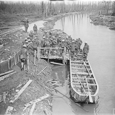 Ferrovia leggera sulla riva del fiume Scarpe e cannonieri dell'Artiglieria Reale che caricano barche. Saint-Laurent-Blangy, 22 aprile 1917. © IWM (Q 5832)