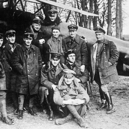 Membri del Jagdstaffel 11 in Francia. L'ufficiale comandante, Manfred von Richthofen, è seduto nel suo Albatros. © IWM (Q 42283)