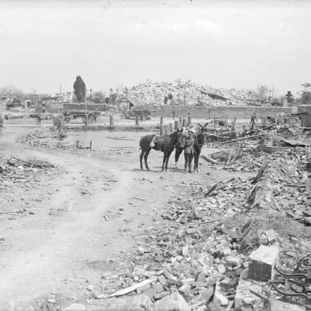 Il villaggio in rovina di Etreillers vicino a St Quentin; le rovine della Chiesa possono essere viste sullo sfondo. Visto il 25 aprile 1917, poco dopo il villaggio fu abbandonato dalle truppe tedesche in ritirata. © IWM (Q 2926)