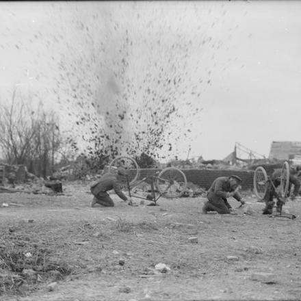 Battaglia di Arras. Biciclette sotto il fuoco nel villaggio in rovina di Etreillers, il 25 aprile 1917.© IWM (Q 2098)