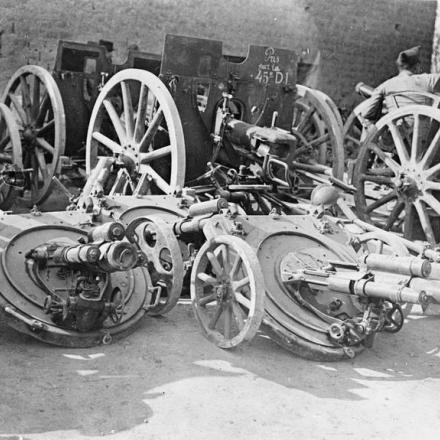 Cannoni di artiglieria da campo tedeschi e lanciamissili di nuovo modello da 77 mm catturati dai francesi a Moronvilliers. Livry-Louvercy, 26 aprile 1917. © IWM (Q 47945)