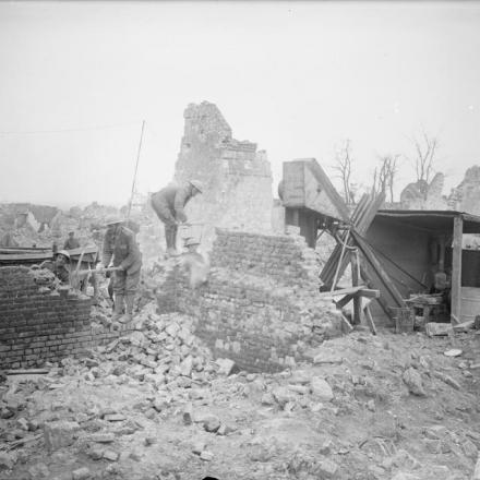 Tilloy-les-Mofflaines, soldati che demoliscono una casa in rovina © IWM (Q 5803)