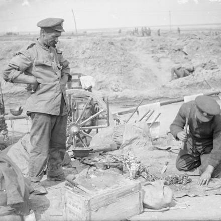 I cuochi preparano la cena all'aperto tra Neuville Vitasse e Wancourt, il 29 aprile 1917.© IWM (Q 5271)