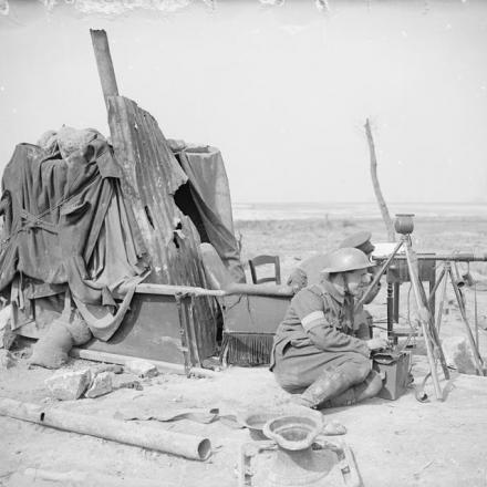 Il team di segnalazione dei Royal Engineers, utilizzando un telescopio e un eliografo, al lavoro in una stazione di segnalazione a Neuville-Vitasse, il 29 aprile 1917.© IWM (Q 5278)