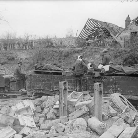 Soldati britannici feriti spostati con la ferrovia vicino a Feuchy, il 29 aprile 1917.© IWM (Q 5282)