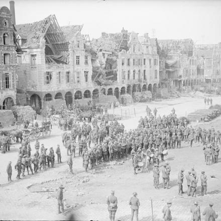 Banda militare britannica che suona nella piazza di Arras, il 30 aprile 1917.© IWM (Q 7249)