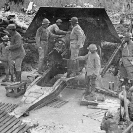  Una batteria di artiglieria francese da 155 mm Schneider vicino a Reims, nel maggio del 1917.© IWM (Q 78087)