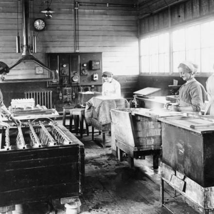 Donne impiegate della Ferrovia del Lancashire e dello Yorkshire al lavoro nel negozio di nichelatura, vicino a Bolton il 4 maggio 1917© IWM (Q 109871)