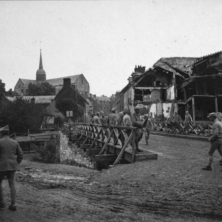 Truppe francesi su un ponte temporaneo sul fiume Somme a Ham, maggio 1917. © IWM (Q 78967)