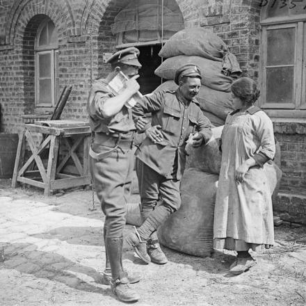 Truppe del 5 ° Dragoon Guards a Rollancourt, il 5 maggio 1917. © IWM (Q 5297)
