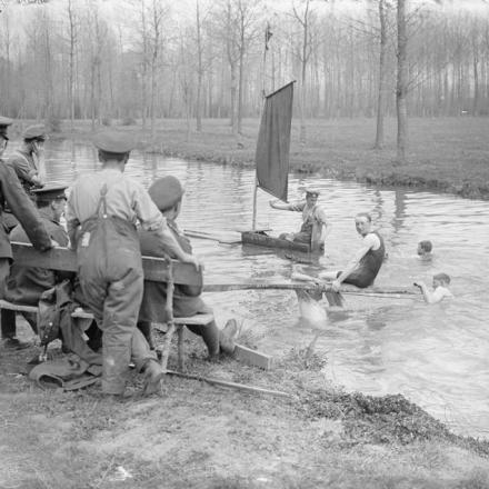 Truppe della Royal Field Artillery, Royal Engineers, Machine Gun Corps, Royal Garrison Artillery e Army Service Corps che fanno il bagno durante un periodo di riposo a Rollancourt, il 5 maggio 1917.© IWM (Q 5305)