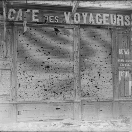 Negozio nella piazza della stazione di Arras, crivellato di schegge, maggio 1917.© IWM (Q 2059)