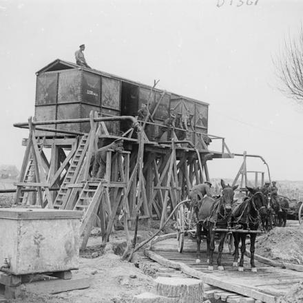  Soldati britannici che riempiono carri trainati da muli in un deposito di acqua vicino a Ervillers, il 7 maggio 1917. © IWM (Q 5307)