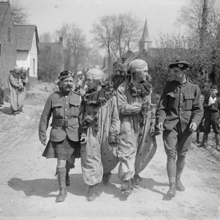  La compagnia dei "The Balmorals" intrattengono la 51a divisione, a Chelers, il 7 maggio 1917.© IWM (Q 5330)