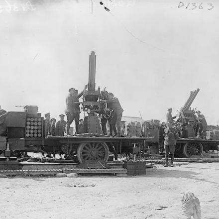 Due cannoni anti-aerei da 13 libbre da 9 cwt della Royal Artillery pronti per l'azione vicino a Boyelles. 7 maggio 1917. © IWM (Q 5311)