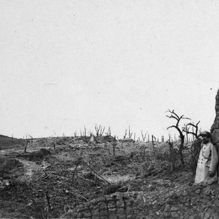 Un soldato francese tra le rovine di La Ville-aux-Bois-les-Pontavert, l'8 maggio 1917.© IWM (Q 78264)