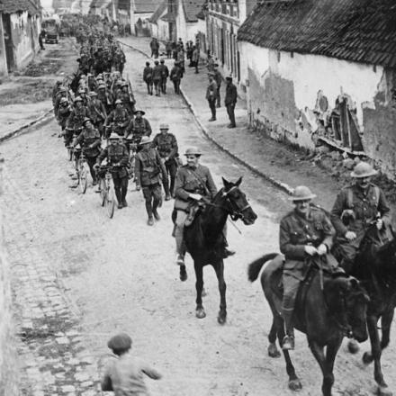 Le truppe del 1 ° Reggimento di Terranova tornano dopo l'azione a Monchy-le-Preux (il 13 aprile 1917) e alla Fattoria Les Fosses (il 23 aprile 1917). Berneville, 9 maggio 1917.© IWM (Q 5350)