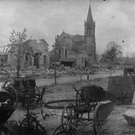 Rovine della chiesa e case circostanti a Champs, 10 maggio 1917.© IWM (Q 78236)
