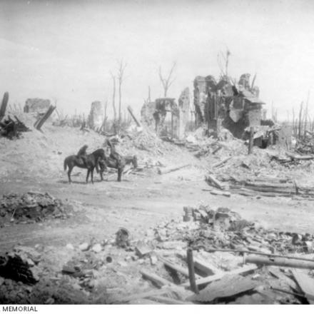 11 maggio 1917: Due ufficiali australiani a cavallo visitano le rovine del villaggio di Flers - AWM