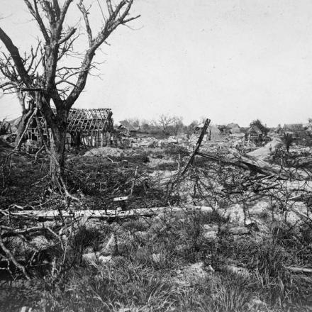 Rovine del villaggio di Fresnieres, 13 maggio 1917. © IWM (Q 78237)