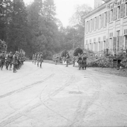  Re Alberto I del Belgio ispeziona la guardia d'onore al castello di Bryas. 14 maggio 1917 © IWM (Q 3908)