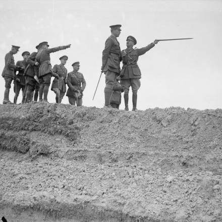 Visita del re Alberto I del Belgio al fronte occidentale britannico. Il Generale Hubert Gough, il Comandante della Quinta Armata, che indicava i luoghi di interesse del Re; Fattoria Mouquet, 16 maggio 1917. © IWM (Q 2194)